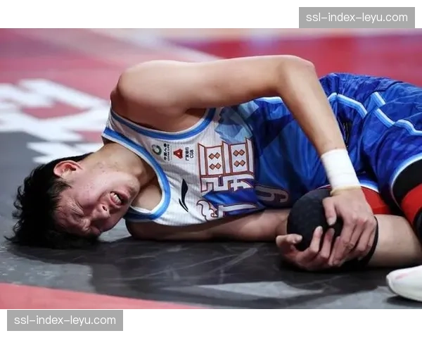 伤情突发：巴黎后卫阿什拉夫无对抗下倒地，被担架抬离球场